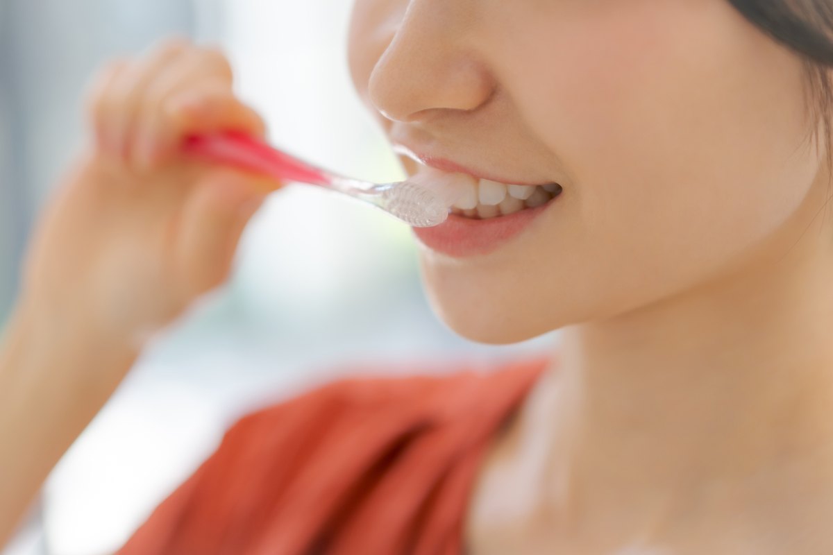 歯磨きをする女性