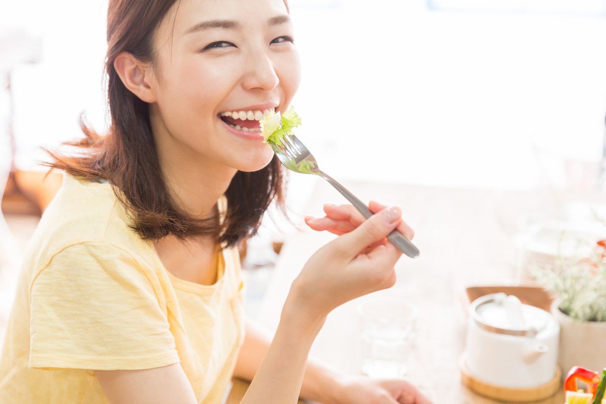 食事を楽しむ女性